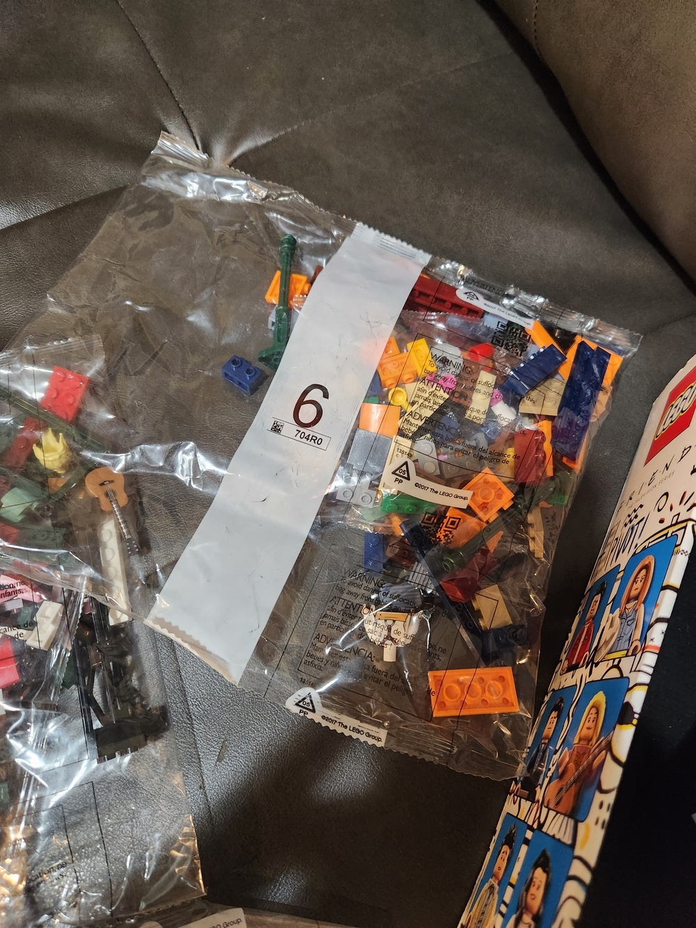 Like New LEGO FRIENDS Central Perk TV Set - Brown & Multicolor Complete! - Picture 7 of 11